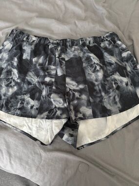 Old Navy Black & White Floral Pattern Athletic Shorts